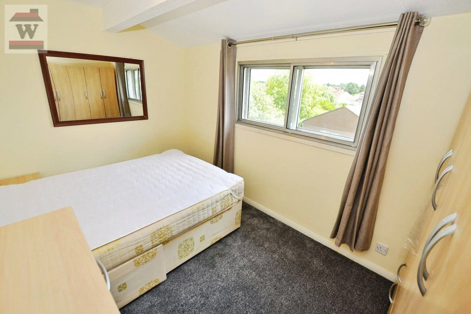 Flat Bath Road in Greater London