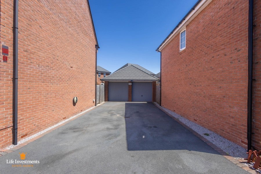 House Spectrum Avenue in Rugby