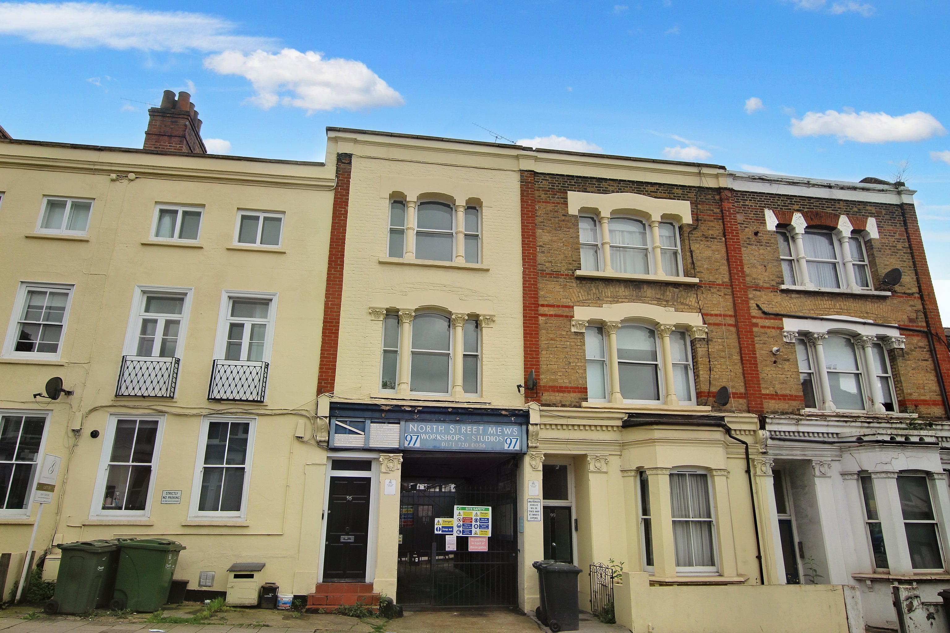 Flat Meadowbank Close in Greater London