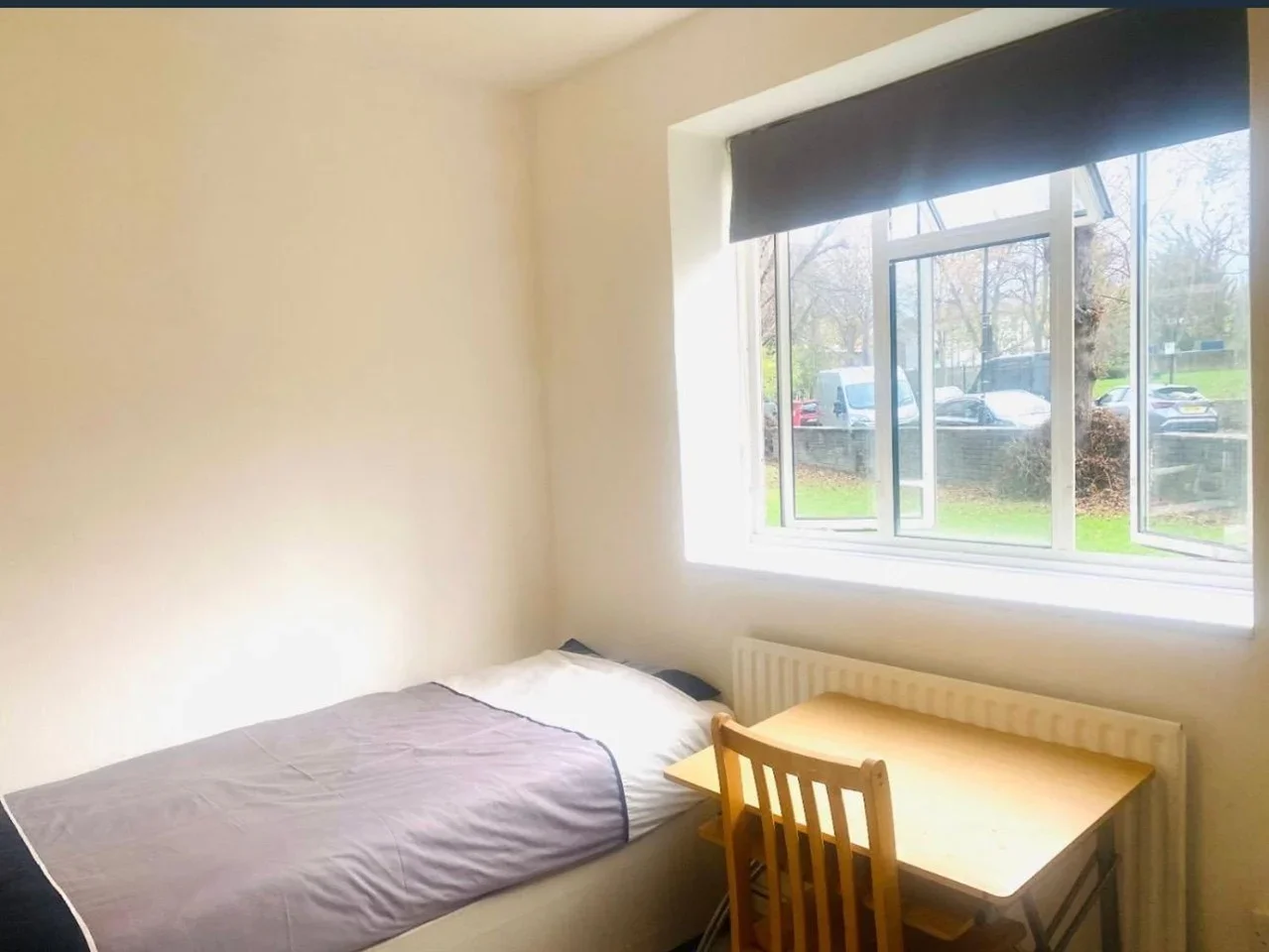 Room Mortimer Crescent in Greater London