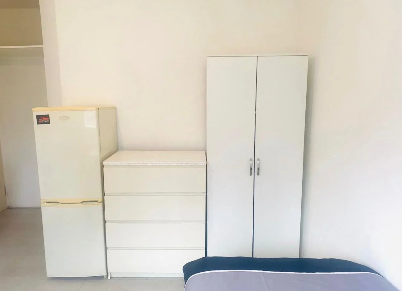 Room Mortimer Crescent in Greater London