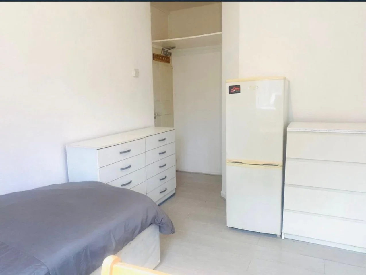 Room Mortimer Crescent in Greater London