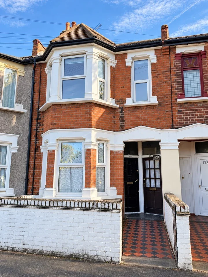 Flat Keppel Road in Greater London