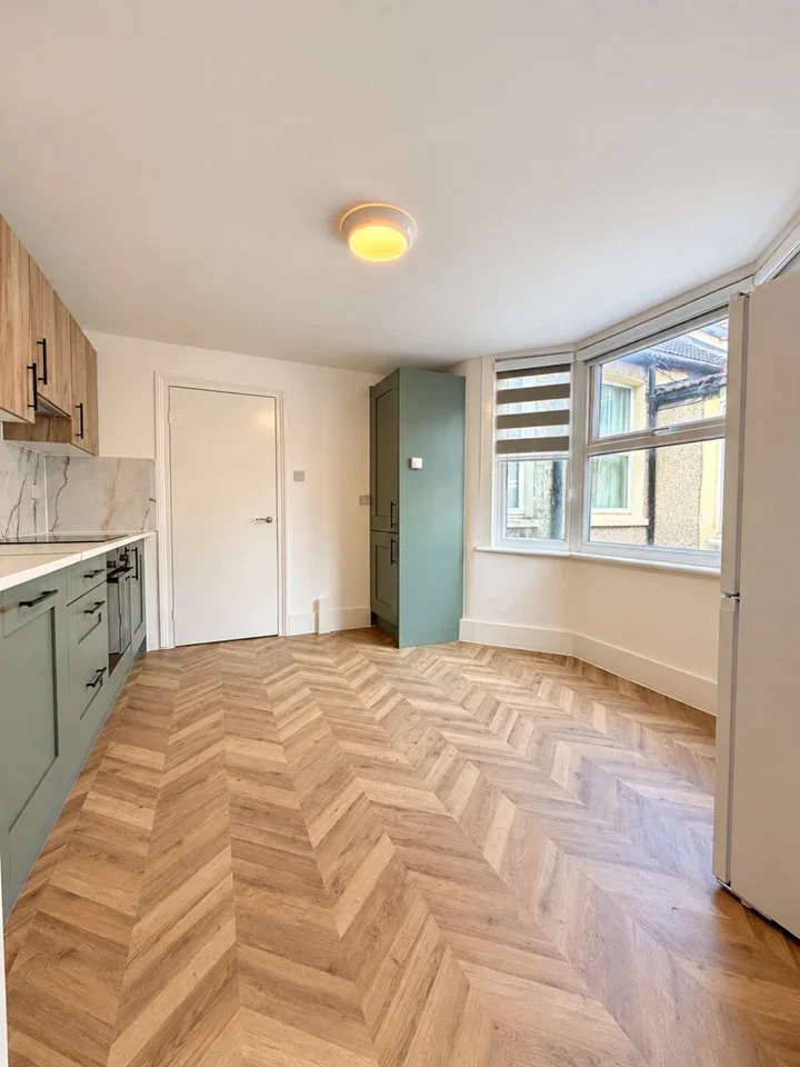 Flat Keppel Road in Greater London