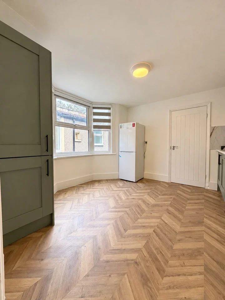 Flat Keppel Road in Greater London