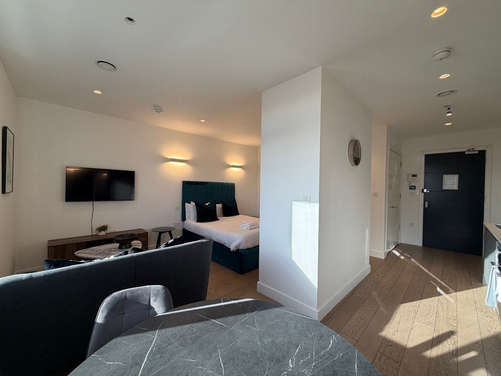 Flat Harlequin Avenue in Greater London
