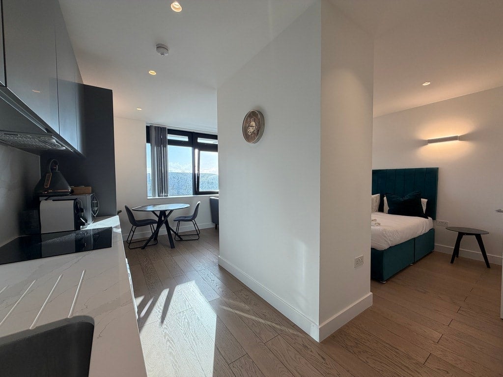 Flat Harlequin Avenue in Greater London