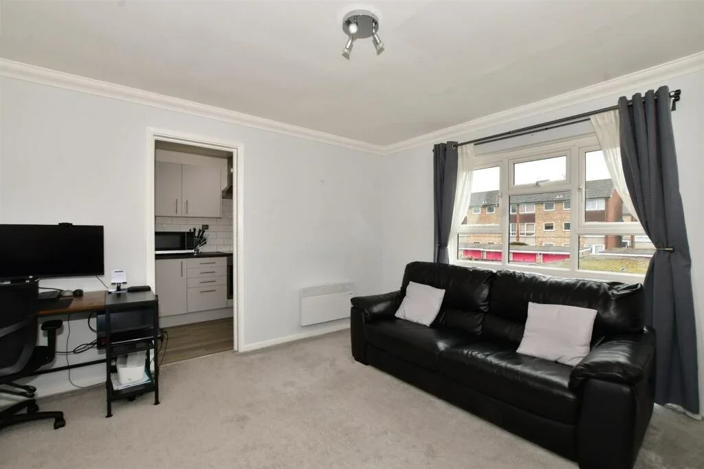 Flat Abbotsleigh Close in Greater London