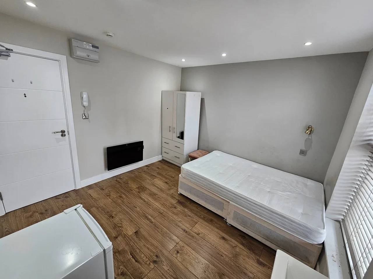 Flat High Grove in Greater London