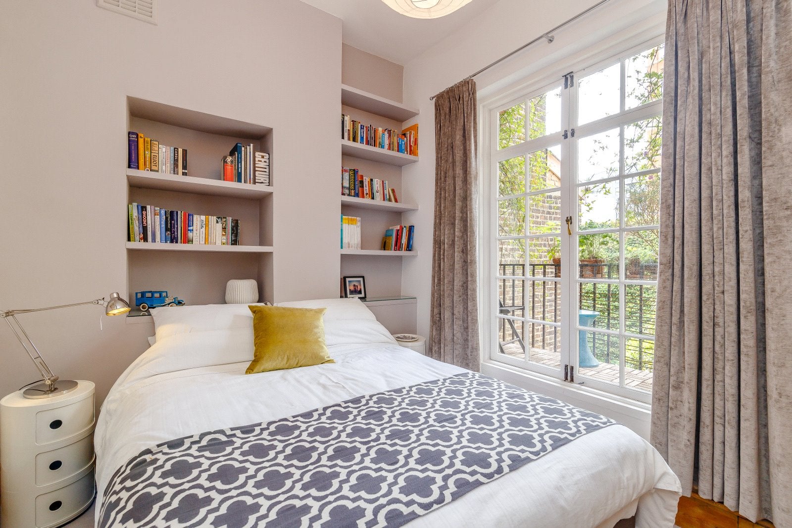 Flat Almeida Street in Greater London