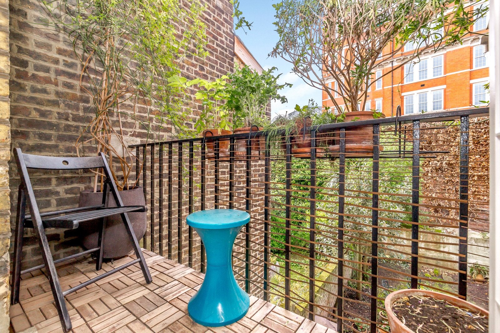 Flat Almeida Street in Greater London