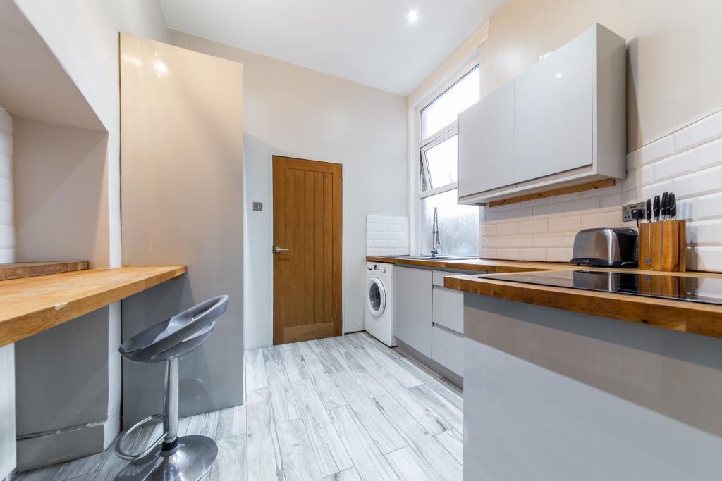 Flat Courthill Road in Greater London