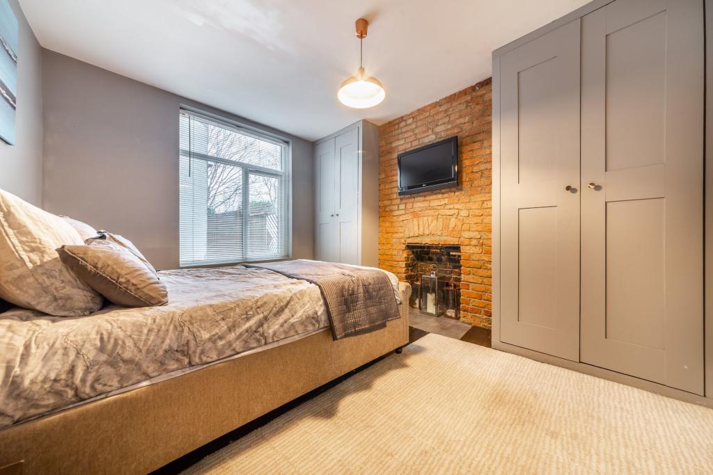 Flat Courthill Road in Greater London