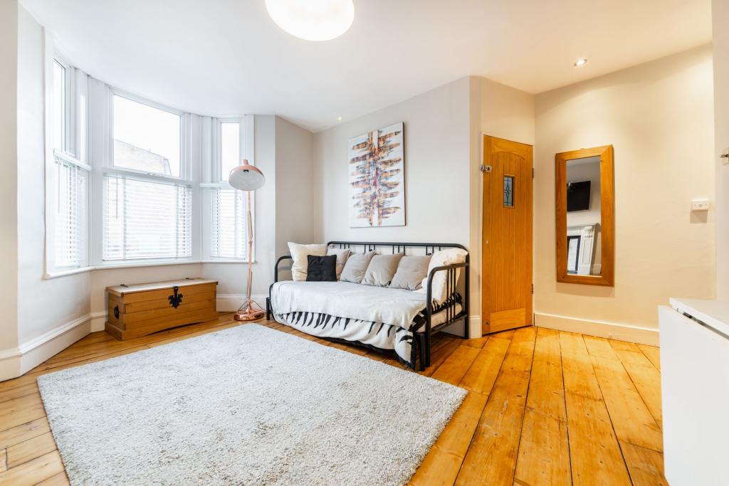 Flat Courthill Road in Greater London