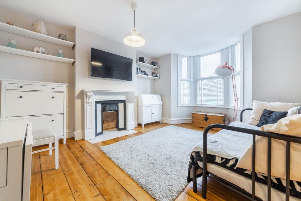 Flat Courthill Road in Greater London