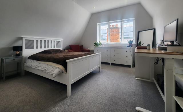 Flat Knoll Road in Surrey Heath