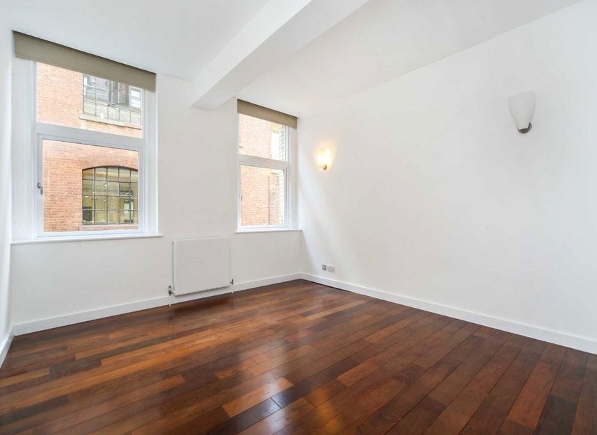 Flat Pardon Street in Greater London