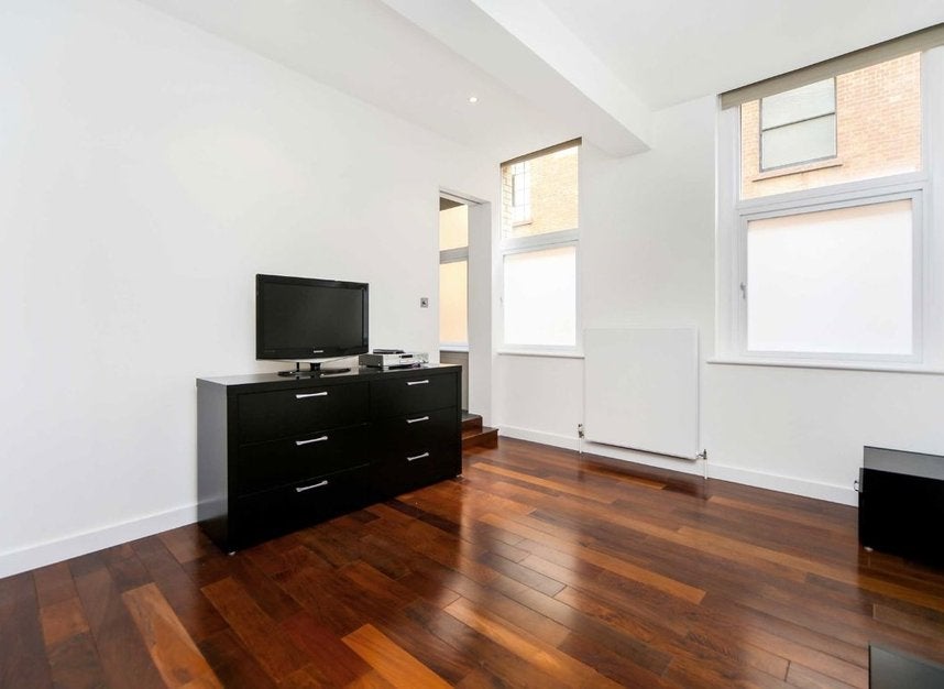 Flat Pardon Street in Greater London