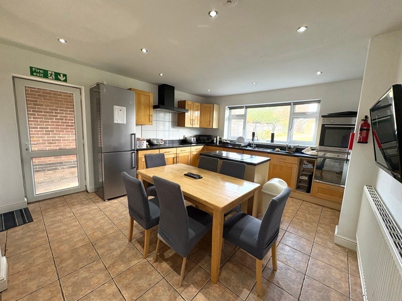 Room Nuthall Road in Nottingham