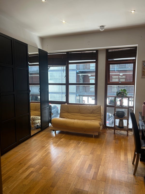 Room Roach Road in Greater London