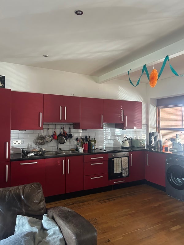 Room Roach Road in Greater London