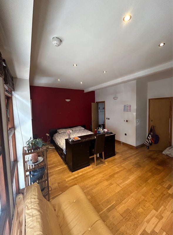Room Roach Road in Greater London