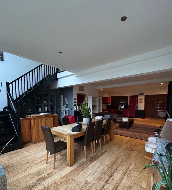Room Roach Road in Greater London