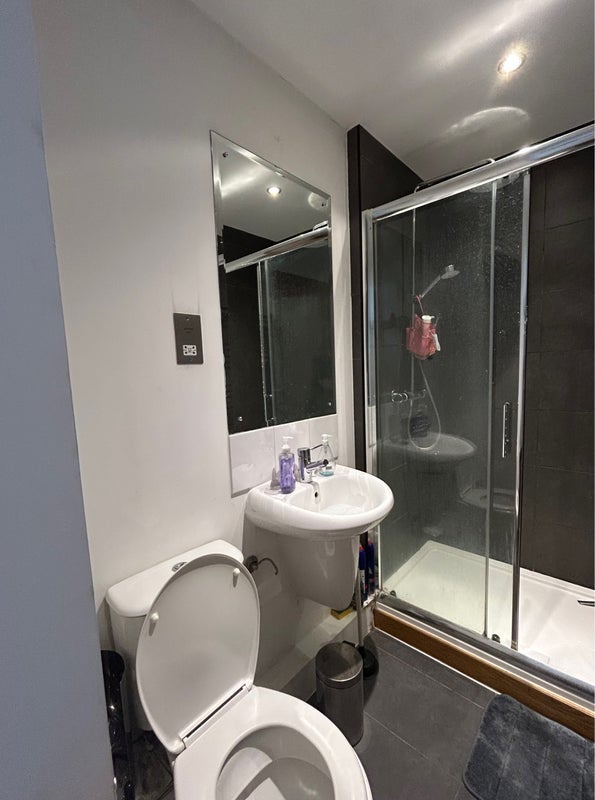 Room Roach Road in Greater London