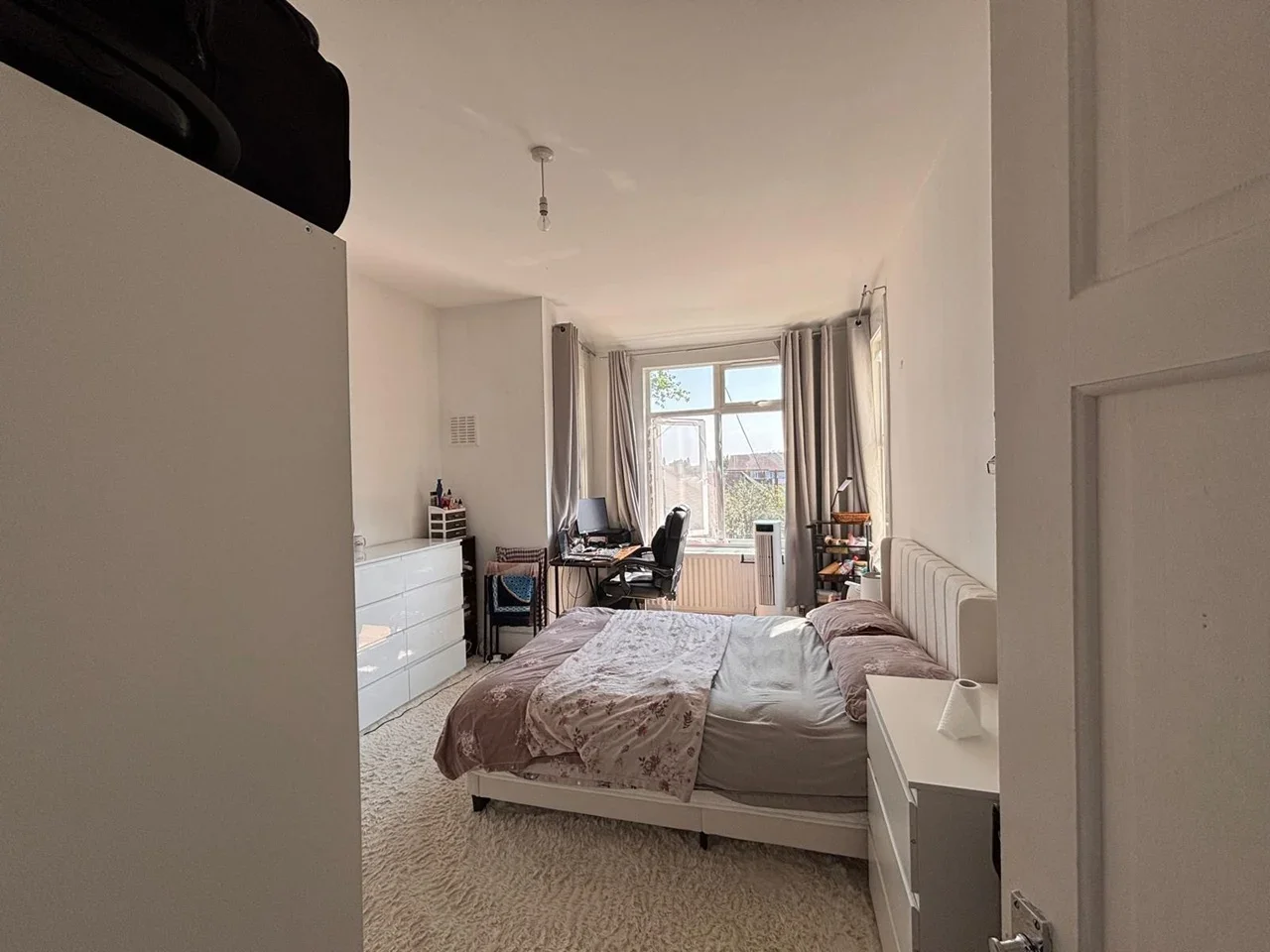 Room Wydeville Manor Road in Greater London