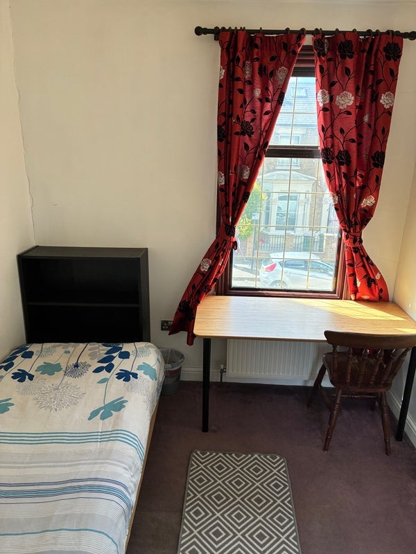Room Meanley Road in Greater London