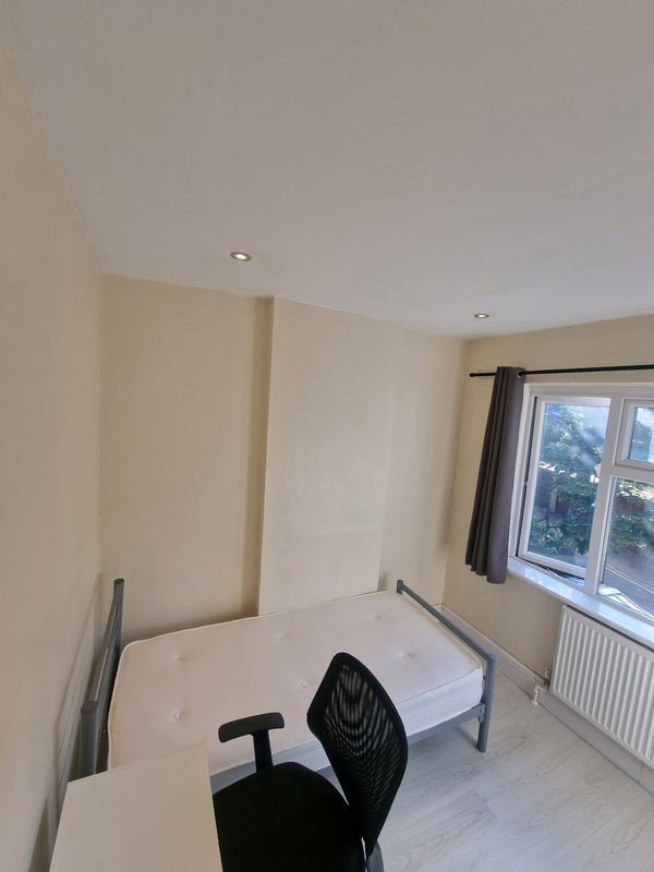 Room Buller Close in Greater London
