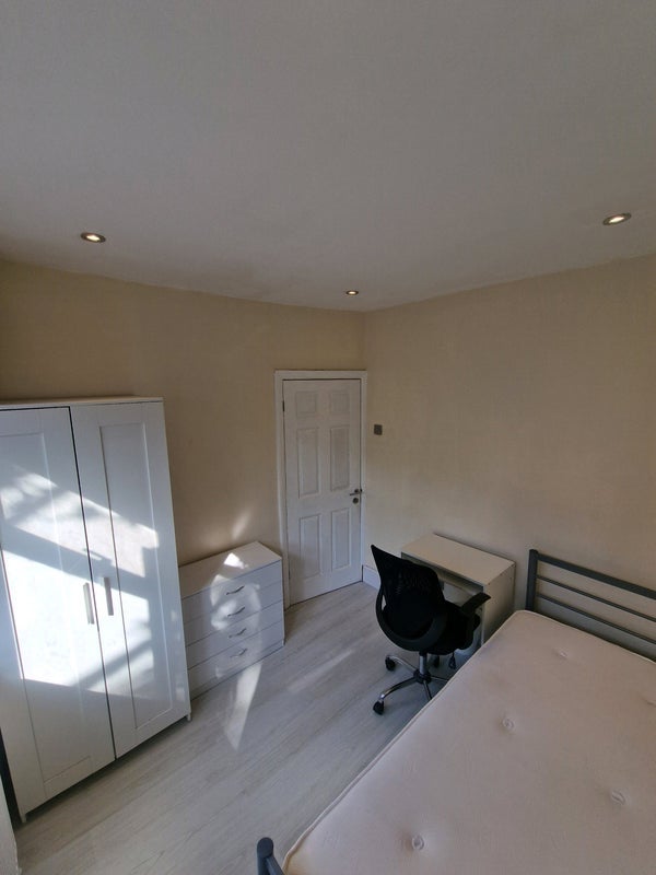 Room Buller Close in Greater London