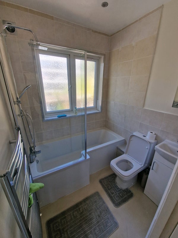 Room Buller Close in Greater London