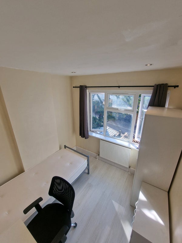 Room Buller Close in Greater London