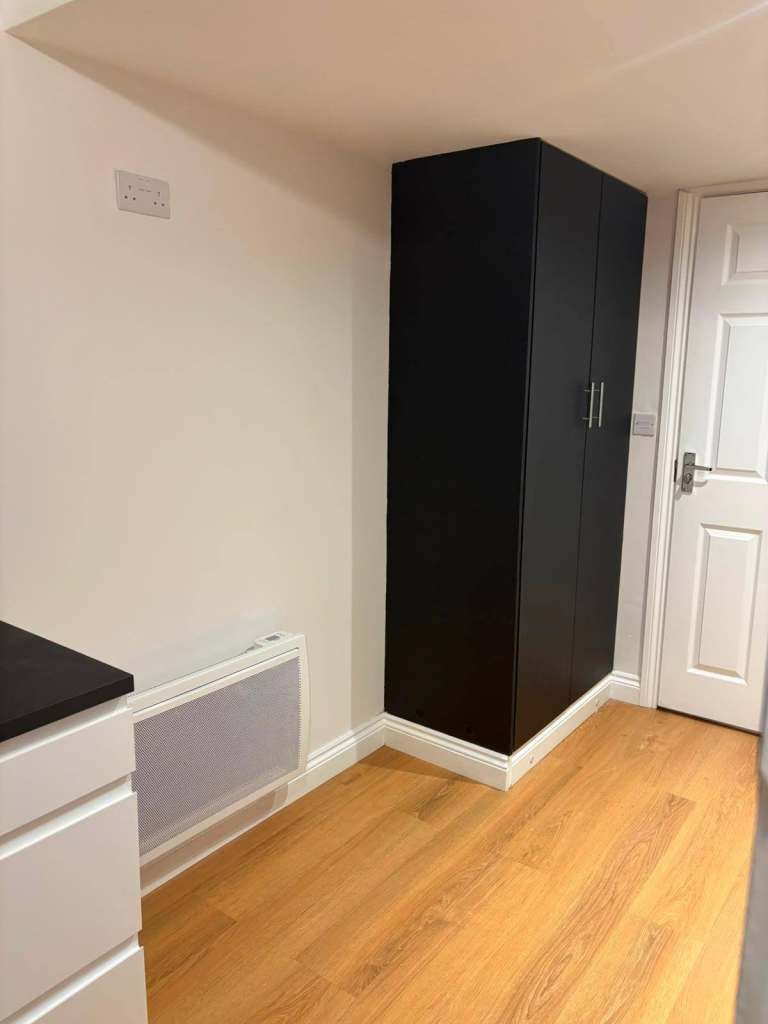 Room Hillside Road in Luton