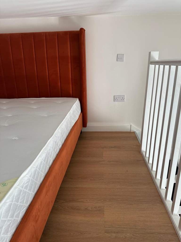 Room Hillside Road in Luton