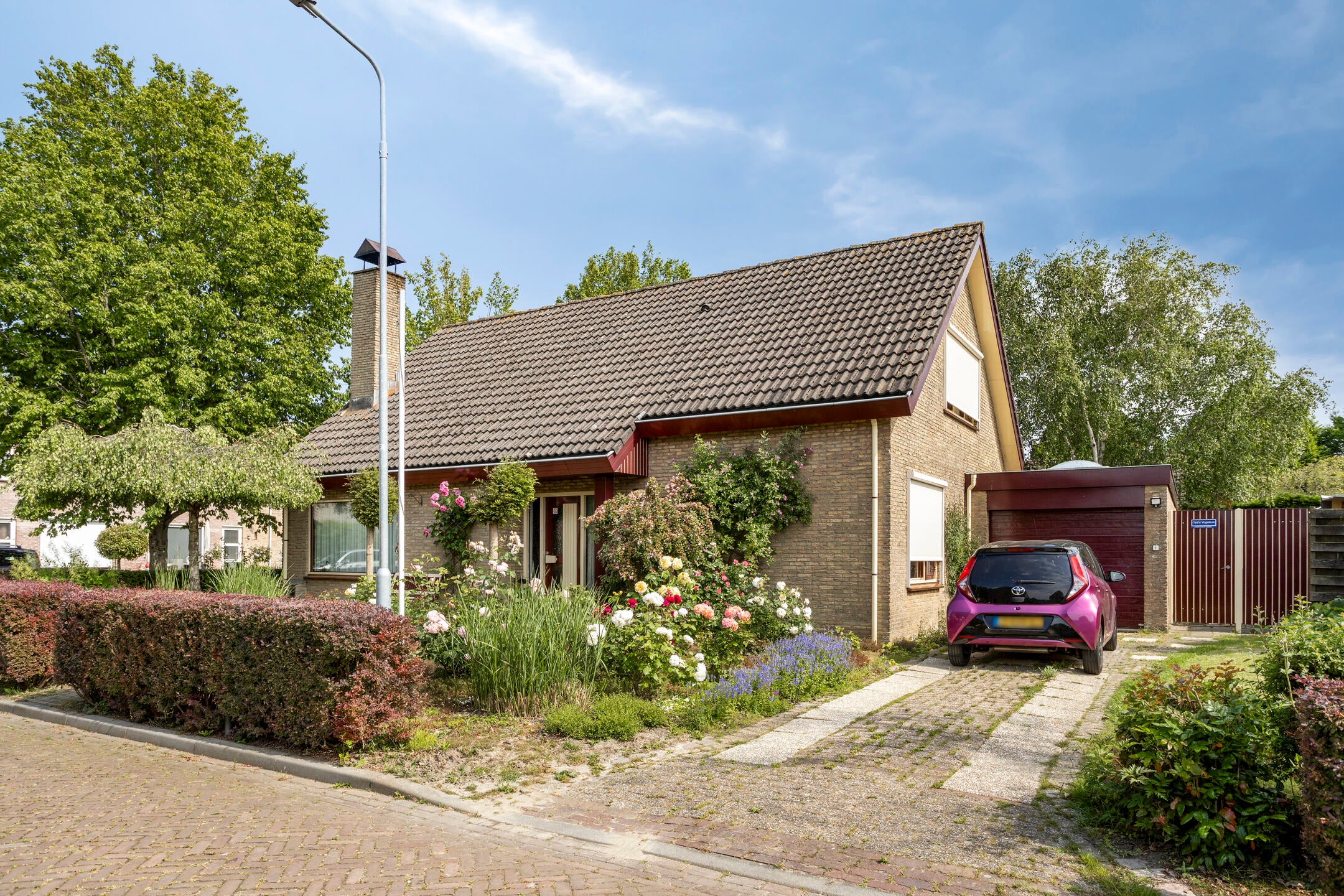 Huis Vincent van Goghstraat 1 in Schoondijke