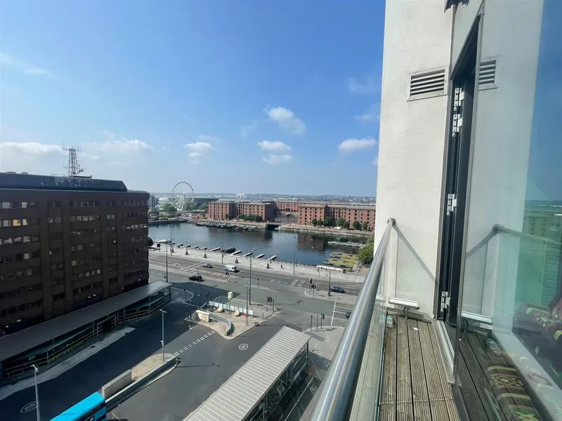 Flat Custom House Place in Liverpool