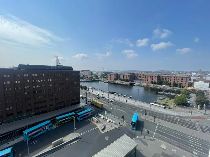 Flat Custom House Place in Liverpool