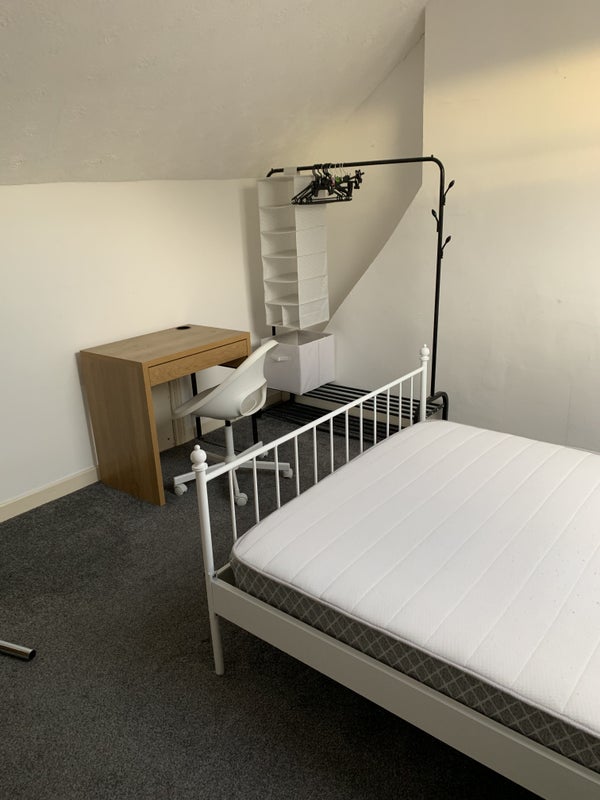 Room Pye Avenue in Barnsley