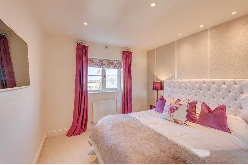 Room Church End Mews in Hale