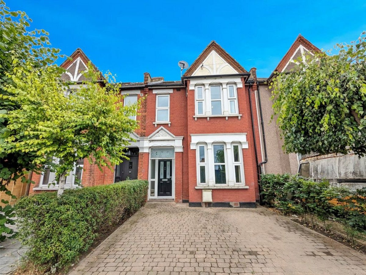Room Hazelbank Road in Greater London