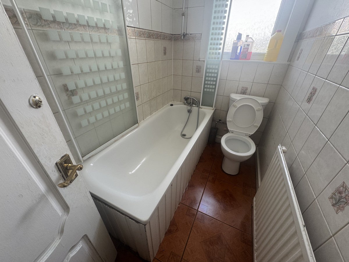 Room Hazelbank Road in Greater London