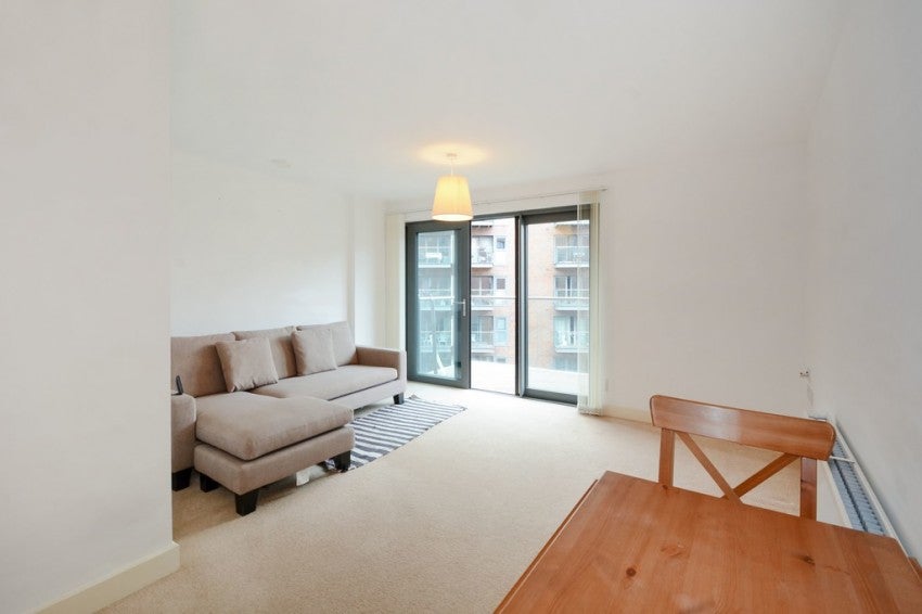 Flat Surrey Quays Road in Greater London