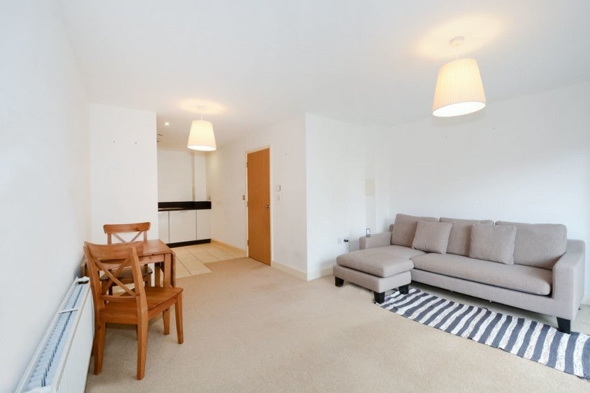 Flat Surrey Quays Road in Greater London