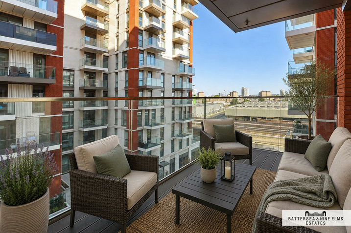 Flat Lanchester Way in Greater London