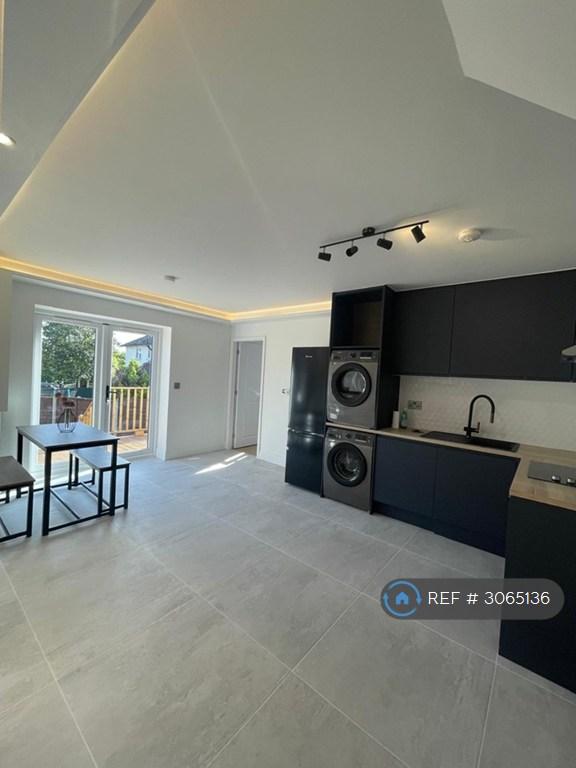 Flat Windmill Lane in Greater London