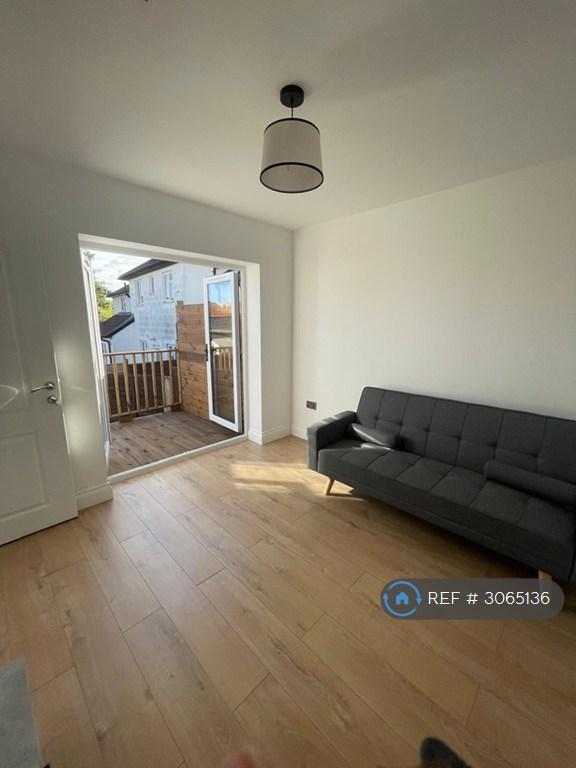 Flat Windmill Lane in Greater London