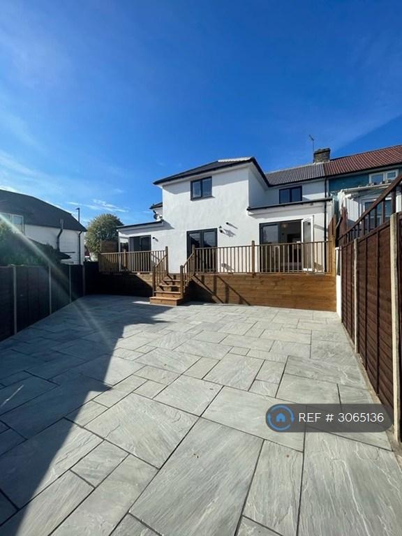 Flat Windmill Lane in Greater London