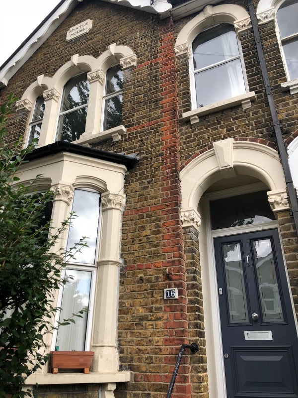 Room Hoe Street in Greater London